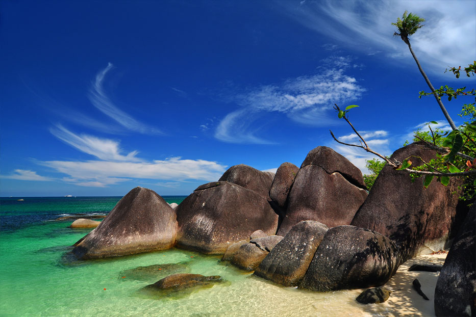 Mengunjungi Pantai Tanjung Kelayang di Belitung