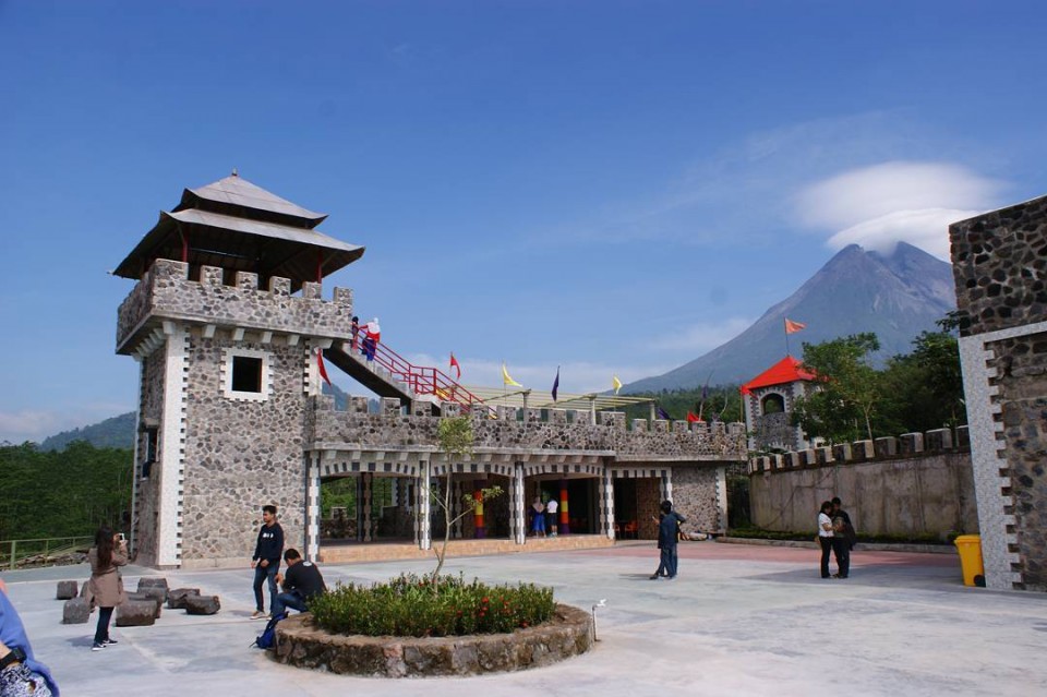 The Lost World Castle, Benteng Diatas Lereng Merapi