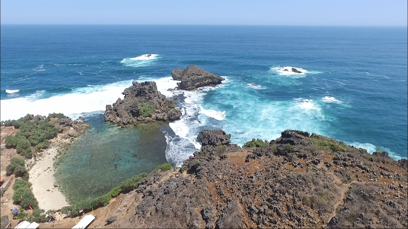 Snorkeling di Keindahan Pantai Nglambor