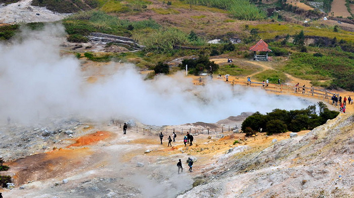 Menjelajah Kawah Sikidang yang Melompat di Dieng